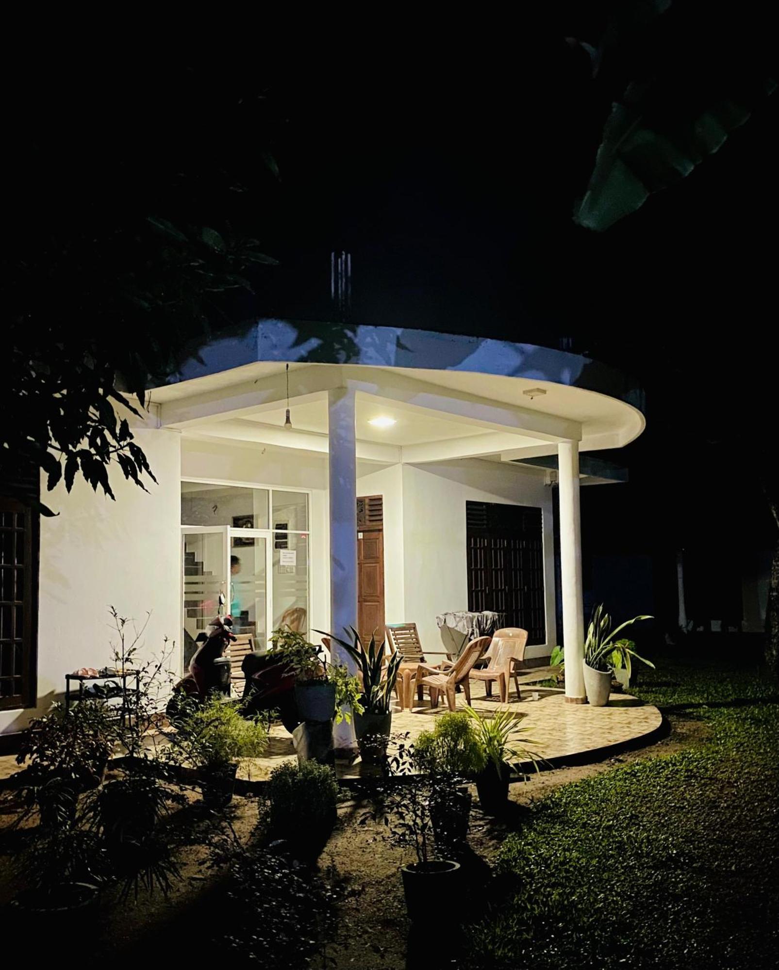 Sasmika Villa Surf And Yoga Hostel Уелигама Екстериор снимка