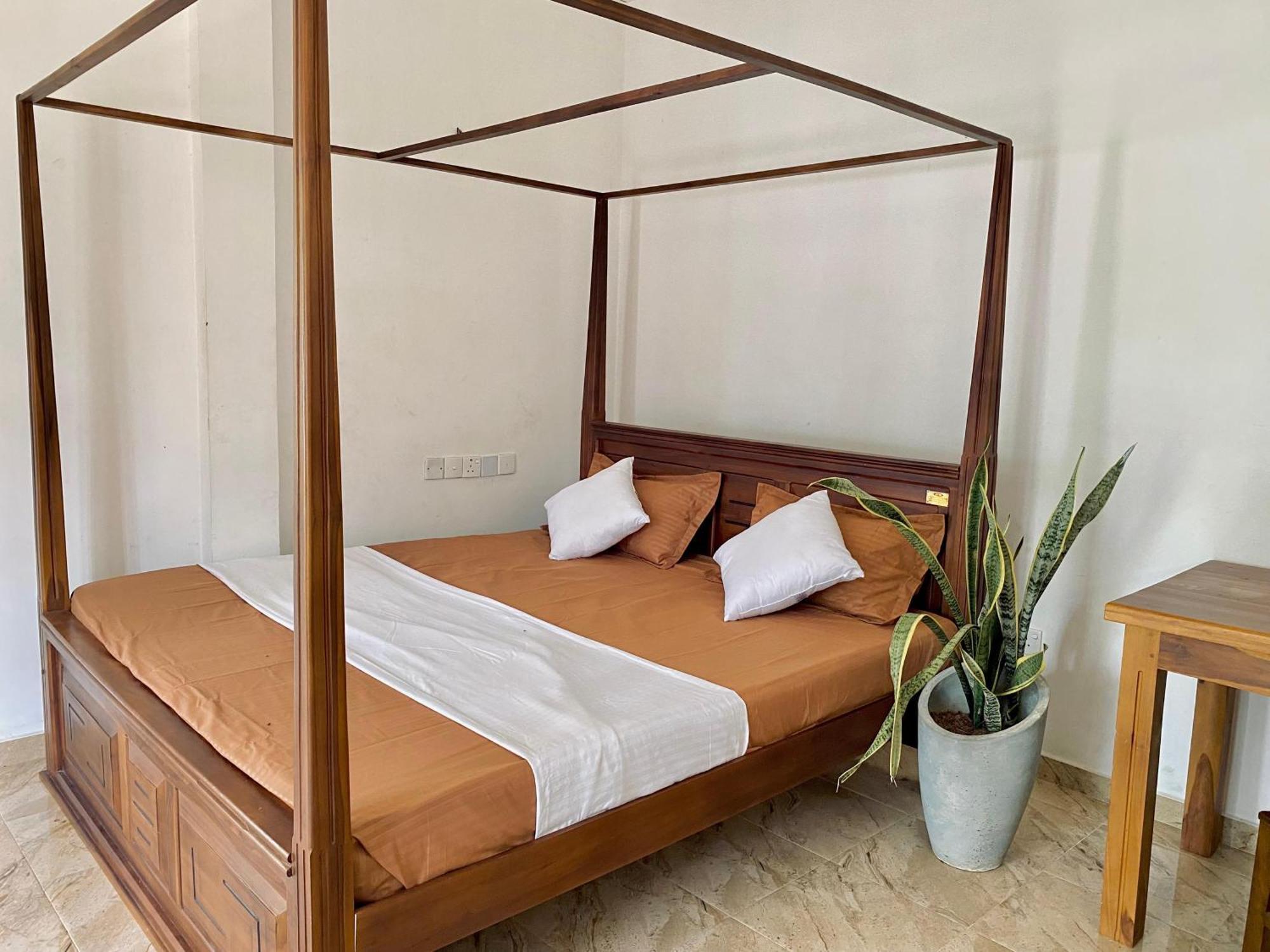 Sasmika Villa Surf And Yoga Hostel Уелигама Екстериор снимка