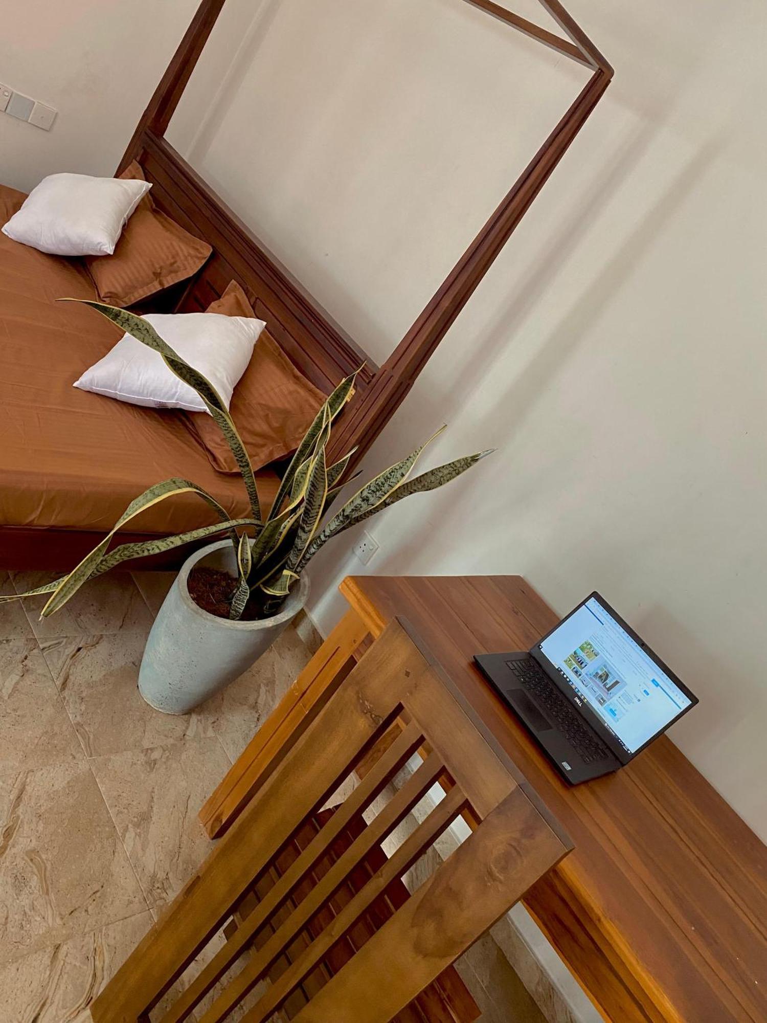 Sasmika Villa Surf And Yoga Hostel Уелигама Екстериор снимка