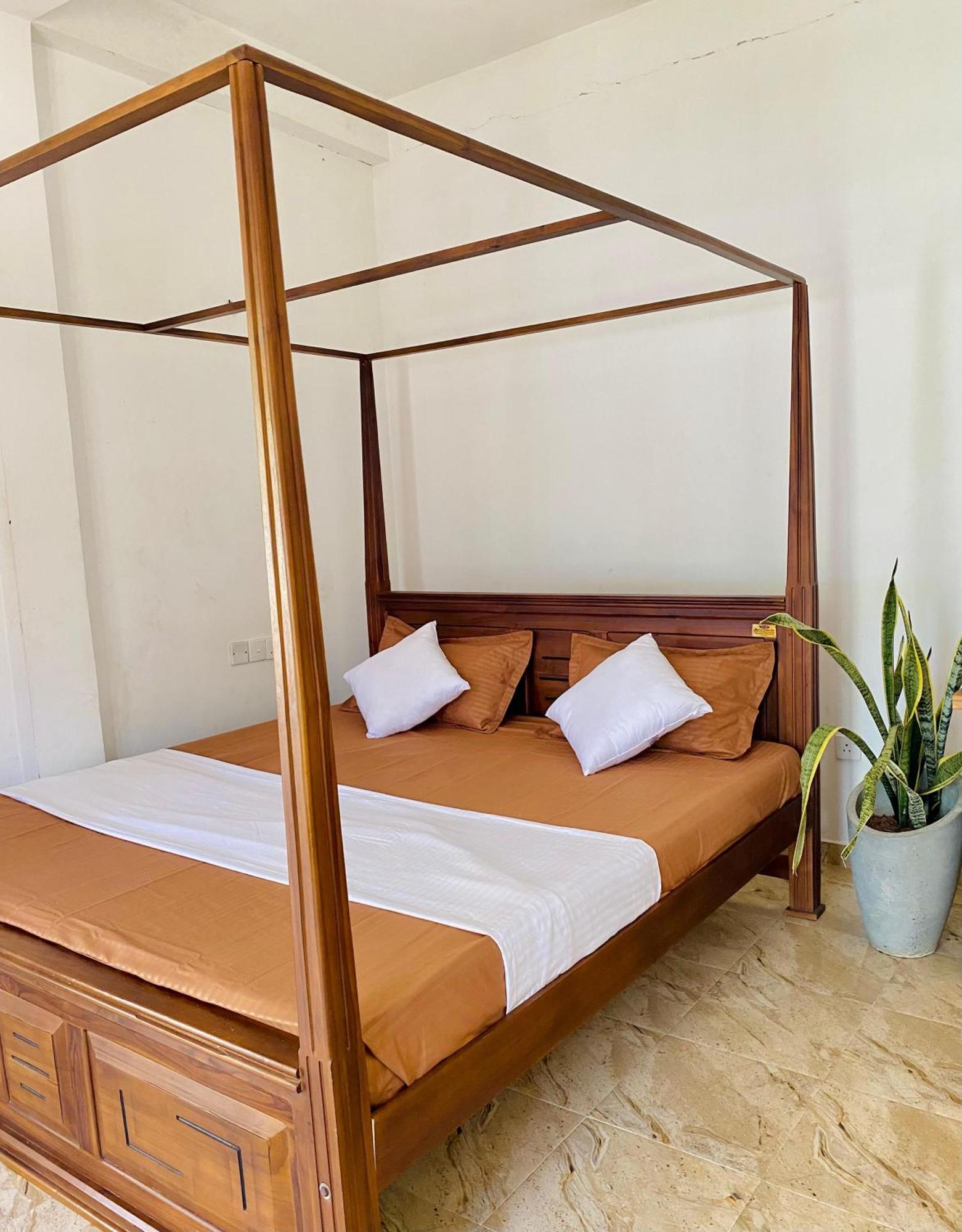 Sasmika Villa Surf And Yoga Hostel Уелигама Екстериор снимка