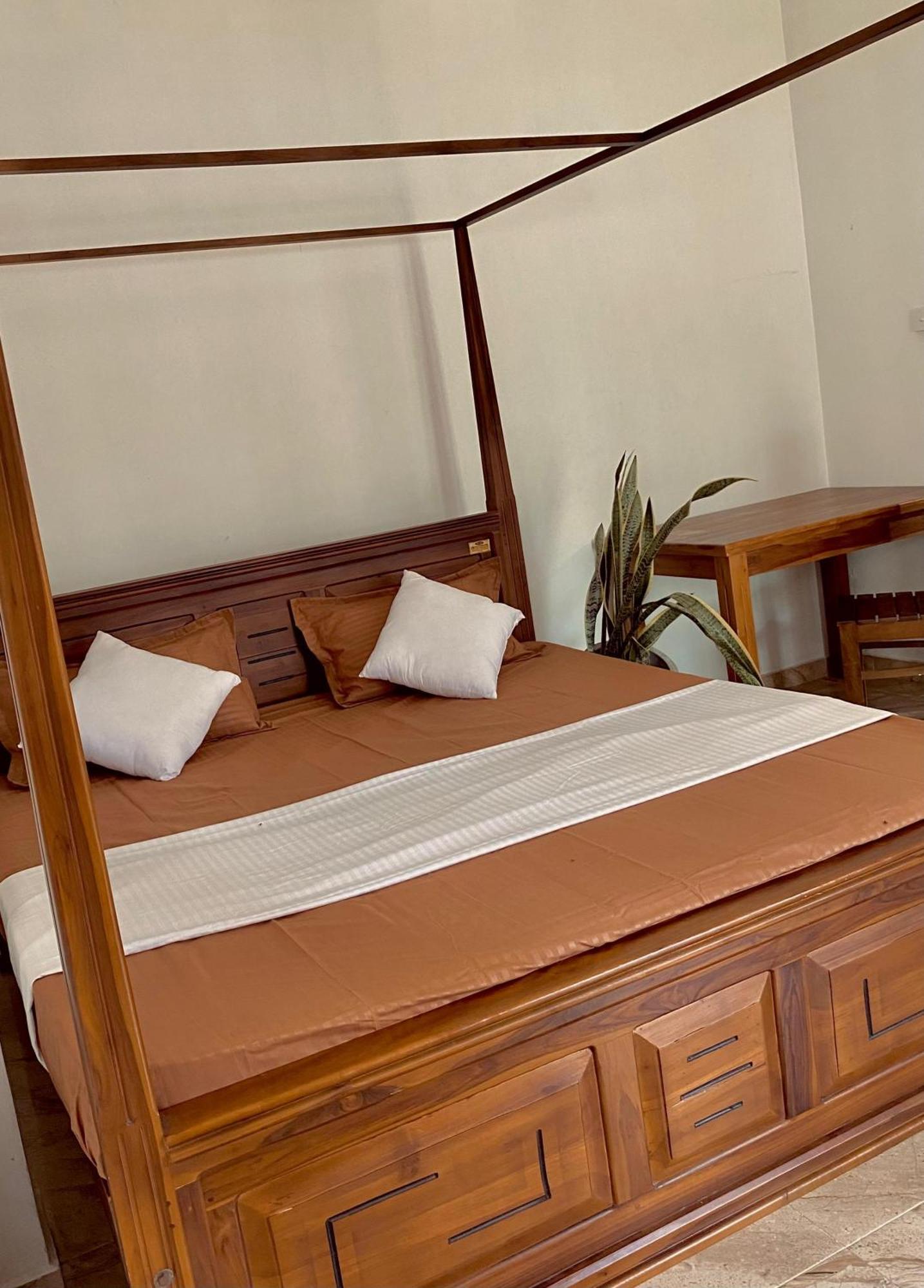 Sasmika Villa Surf And Yoga Hostel Уелигама Екстериор снимка