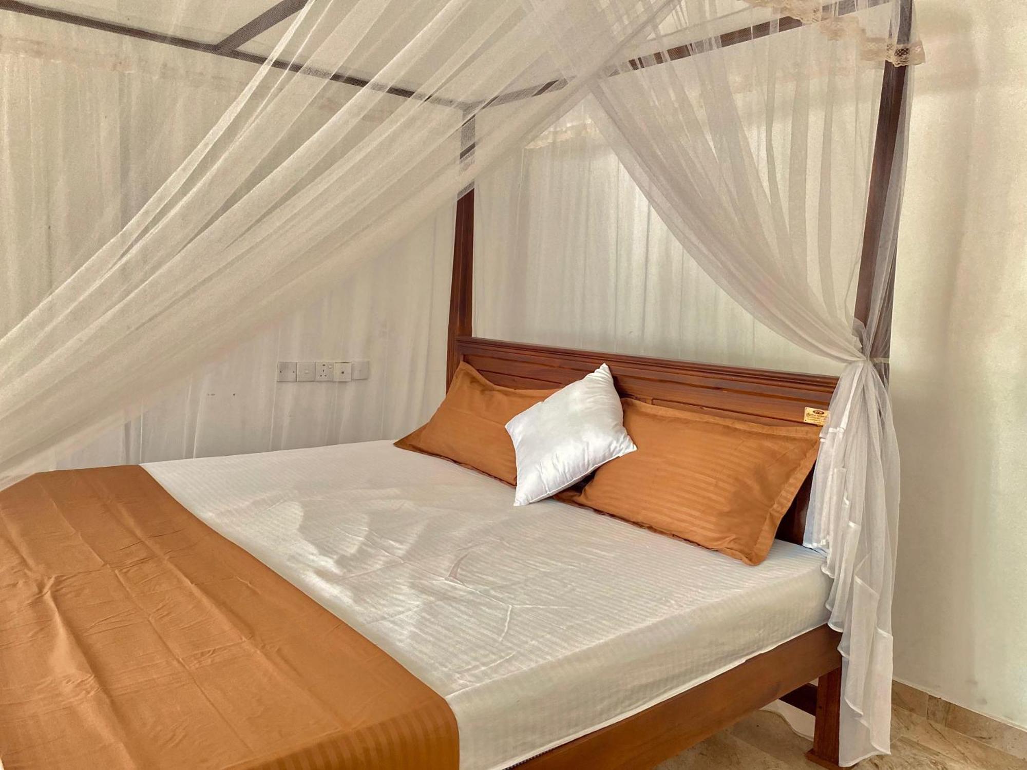 Sasmika Villa Surf And Yoga Hostel Уелигама Екстериор снимка