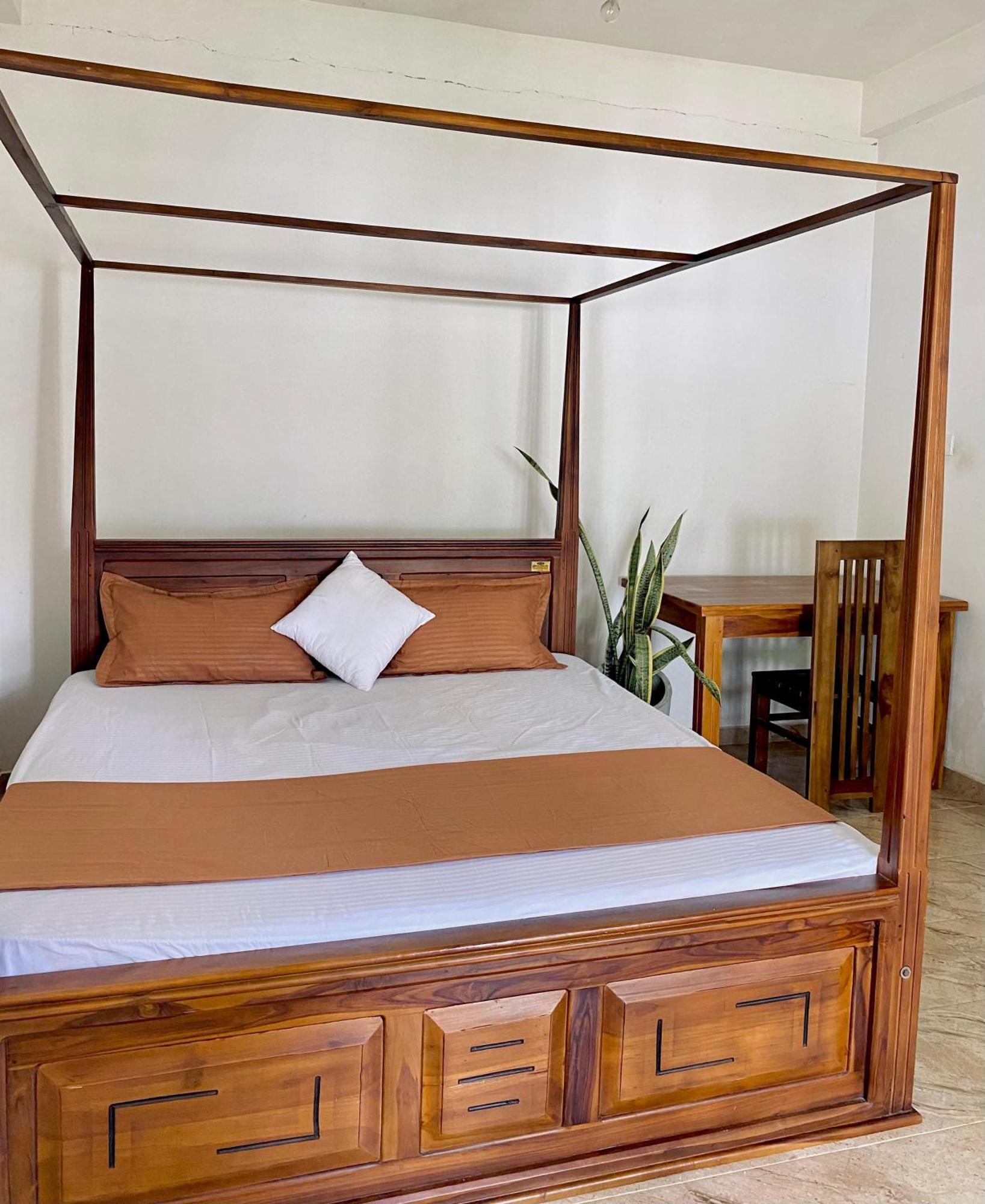 Sasmika Villa Surf And Yoga Hostel Уелигама Екстериор снимка