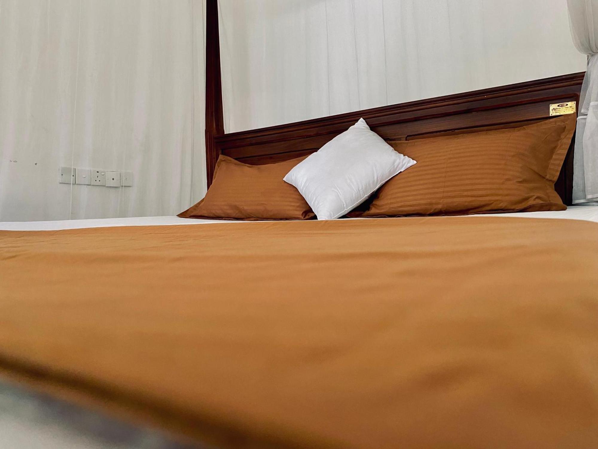 Sasmika Villa Surf And Yoga Hostel Уелигама Екстериор снимка