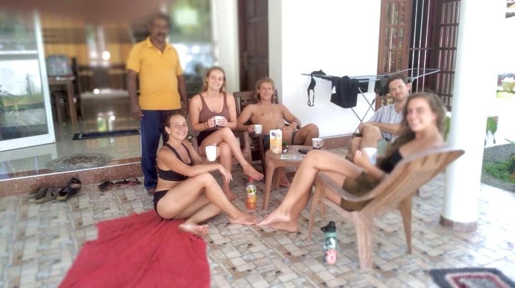 Sasmika Villa Surf And Yoga Hostel Уелигама Екстериор снимка