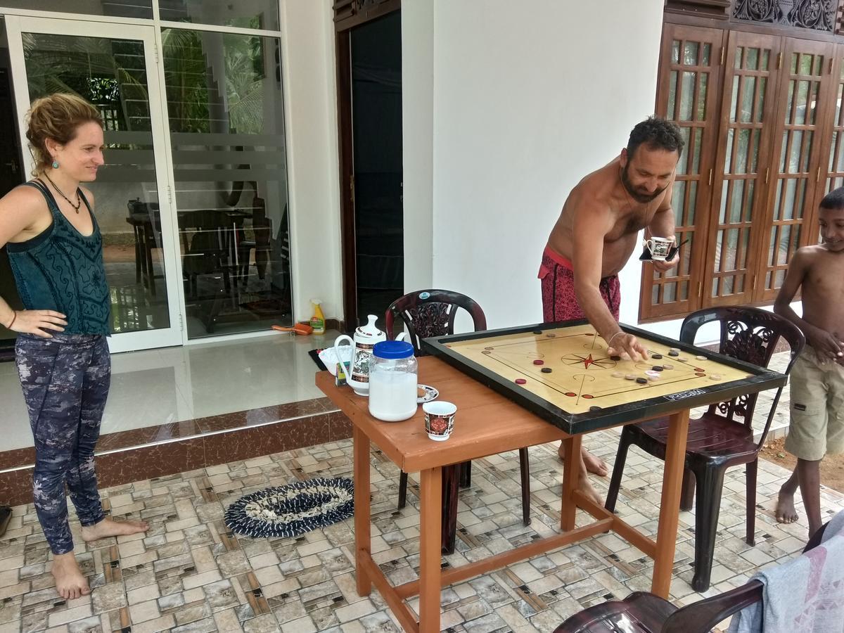 Sasmika Villa Surf And Yoga Hostel Уелигама Екстериор снимка